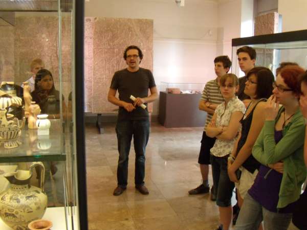 In der archäologischen Sammlung mit M. Bürge