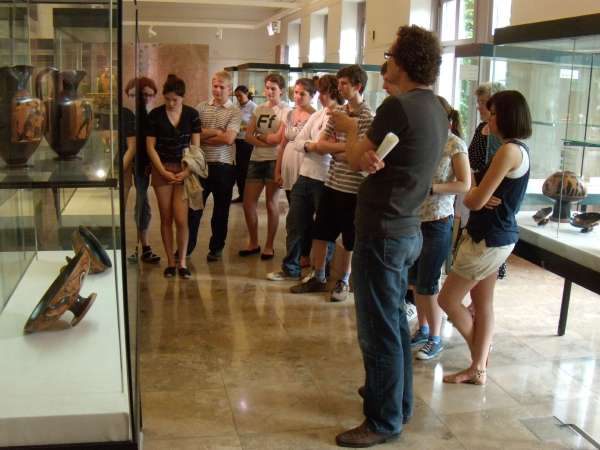 In der archäologischen Sammlung mit M. Bürge